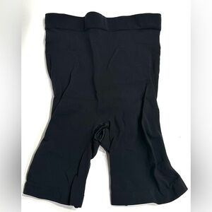 NEW, SKIMS Women's High Waist Shorts Shapewear Size M Black Mid Thigh Shorts